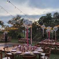 Evento nocturno con iluminación decorativa